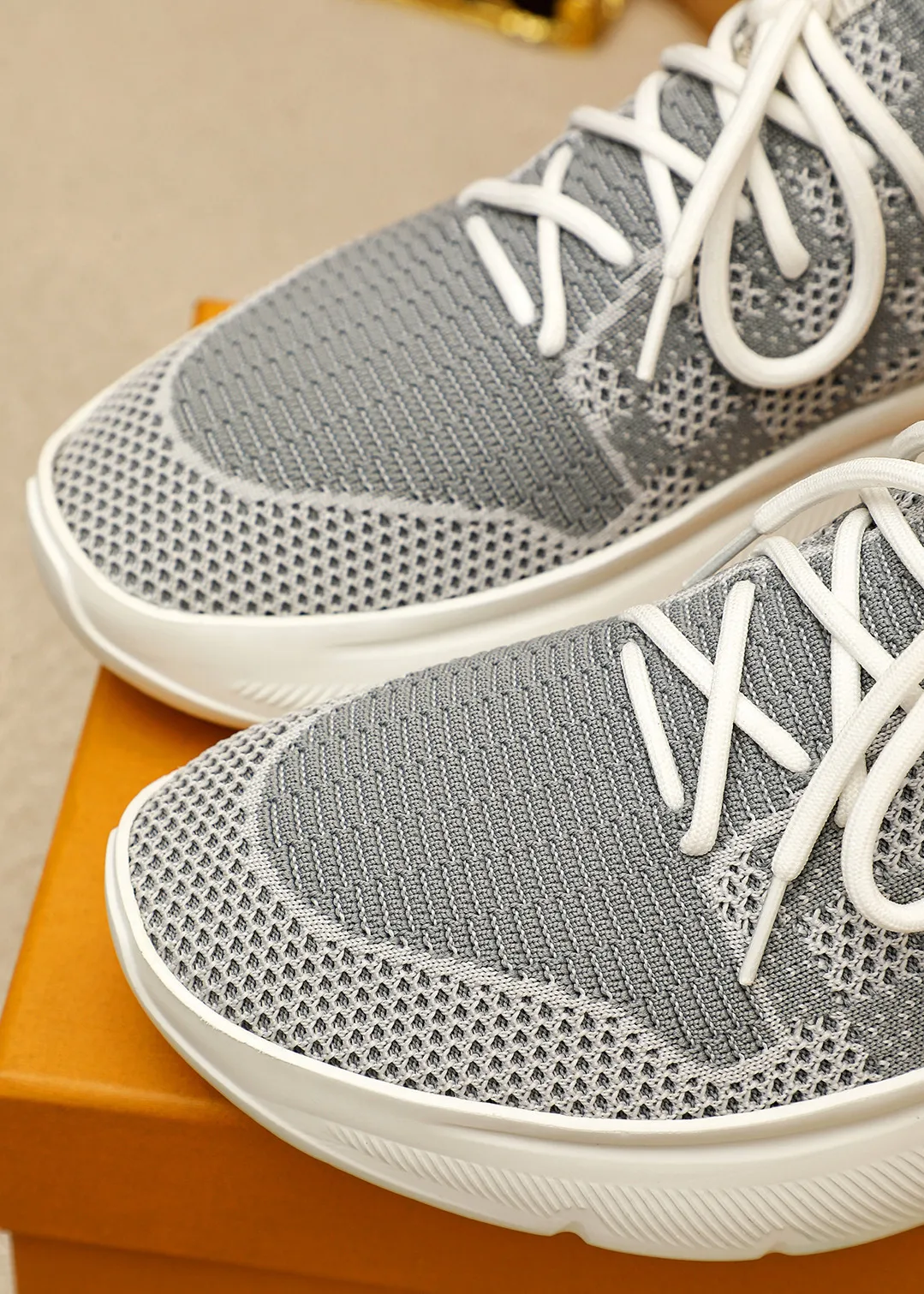 Men's men's shoes 💰480💐 Louis Vuitton Louis Vuitton 2025 new four-season lace-up series! The complex fly-knitting process for shoe uppers is now on the market. The counter has LV shape embossed stitching with original patterns, original raw materials, fabrics, and original fly-knitting! The inside is original and customized! 1:1 outsole mold opening! Foam outsole! 38-44 (45 customized)